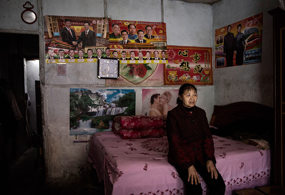 Điểm dừng chân cuối cùng của chuyến tàu là thị trấn Bagou. Nơi đây từng có dân cư lên tới 20.000 người nhưng việc đóng cửa các mỏ than đã dẫn tới việc di cư của người dân. Các thợ mỏ chuyển đi nơi khác, trường học và bệnh viện đóng cửa. Thị trấn bây giờ chỉ còn những tòa nhà cũ kỹ và 1.000 đã thuộc dân số già. (Ảnh: Kevin Frayer/Ibtimes)