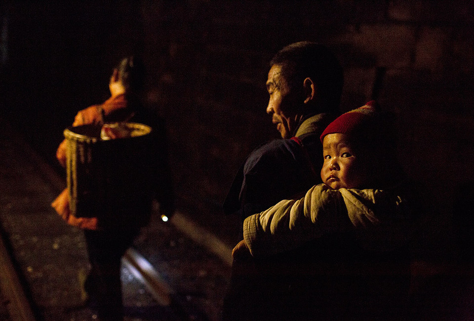 Người dân đi qua hầm để có thể bắt tàu gần Bagou. (Ảnh: Kevin Frayer/Ibtimes)