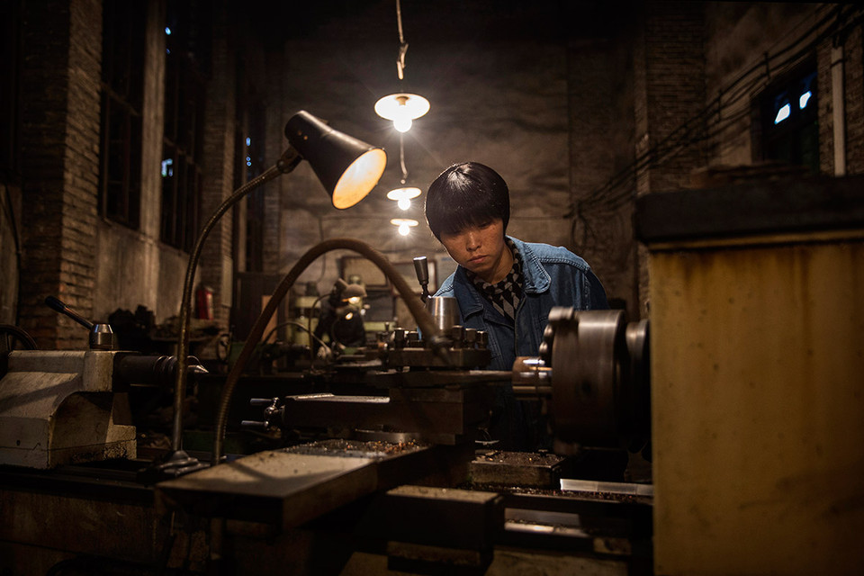 Một công nhân tại xưởng ga tàu Shixi.(Ảnh: Kevin Frayer/Ibtimes) 