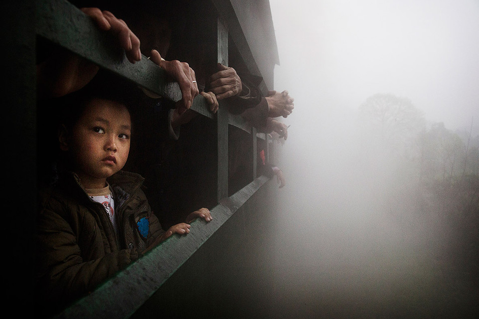 Quãng đường dài 20km sẽ băng qua khu vùng núi đầy sương, những rừng tre và cánh đồng lúa bát ngát. Nhiều ngôi làng nhỏ nằm dọc đường tàu tồn tại biệt lập với tốc độ tăng trưởng kinh tế nhanh chóng của Trung Quốc. (Ảnh: Kevin Frayer/Ibtimes)