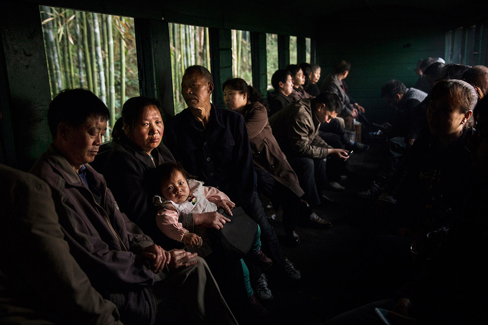 Hàng hóa vận chuyển đơn giản, ghế gỗ và không có cửa sổ bằng kính. Nhiều hành khách mang theo các loại gia cầm và lợn tới chợ để buôn bán. Giá khá rẻ, vé một chiều chỉ khoảng 5 nhân dân tệ. (Ảnh: Kevin Frayer/Ibtimes) 