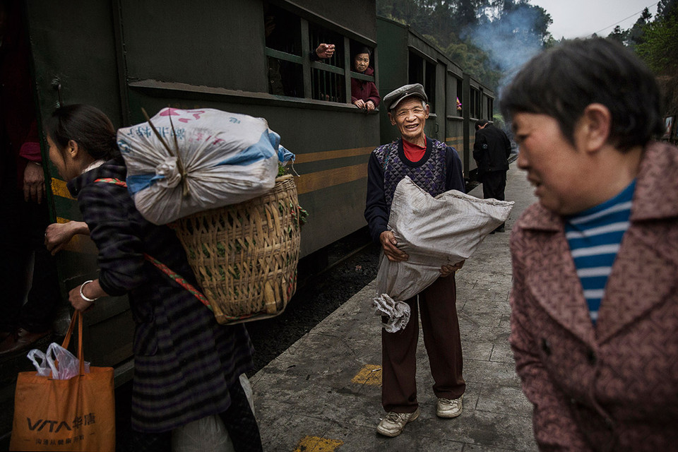 Các hành khách lấy hàng xuống tàu. (Ảnh: Kevin Frayer/Ibtimes)