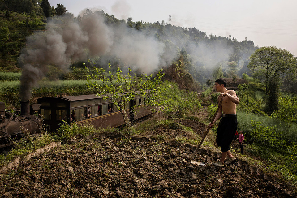 Người dân sống bên đường tàu. (Ảnh: Kevin Frayer/Ibtimes)