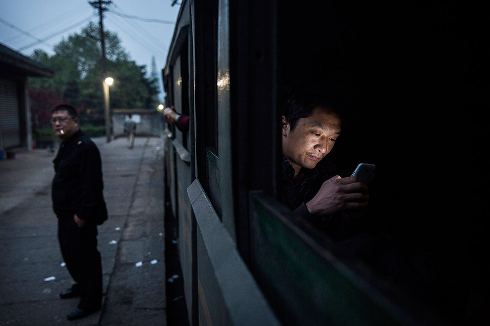 Giá cho vé du lịch gấp 10 lần so với loại dịch vụ cho dân địa phương nhưng bạn sẽ có người hướng dẫn và cơ hội để chụp ảnh cảnh tàu ở khu danh lam thắng cảnh với tốc độ cao nhất lúc 30km mỗi giờ. (Ảnh: Kevin Frayer/Ibtimes)