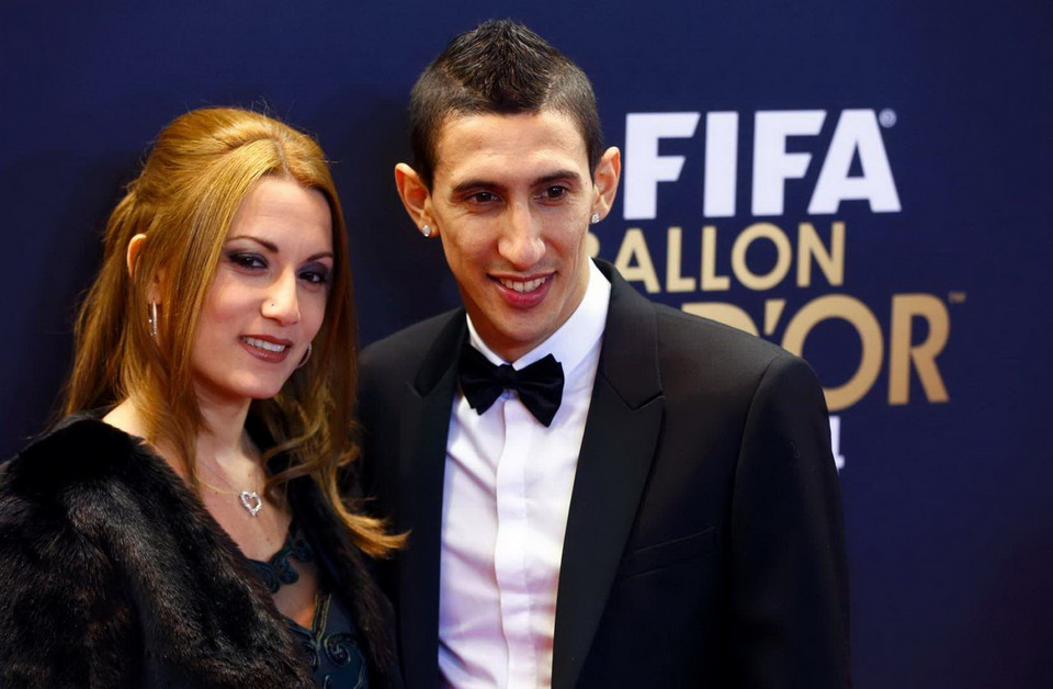 Angel Di Maria tạo dáng cùng vợ Jorgelina Cardoso trên thảm đỏ. (Nguồn: Reuters)