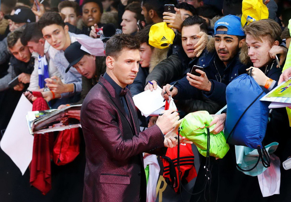 Lionel Messi lạnh lùng ký tặng người hâm mộ. (Nguồn: Reuters)