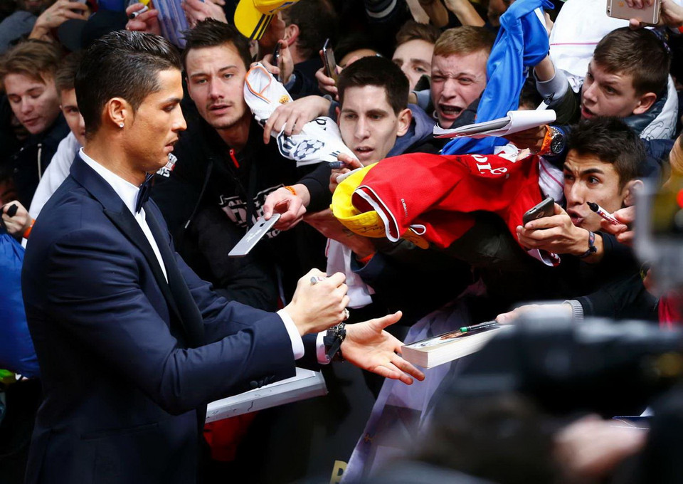 Cristiano Ronaldo ký tặng người hâm mộ. (Nguồn: Reuters)