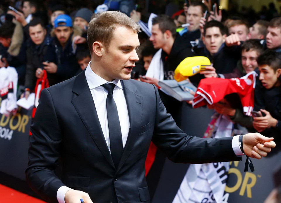 Thủ thành Manuel Neuer trò chuyện với người hâm mộ. (Nguồn: Reuters)