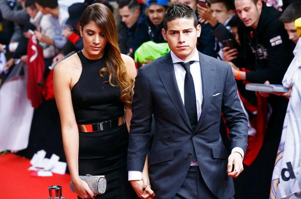 James Rodriguez và vợ Daniela Ospina đi trên thảm đỏ. (Nguồn: Reuters)
