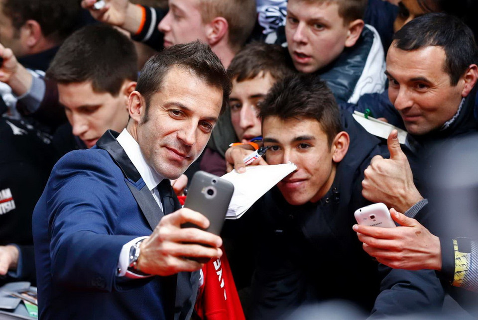Alessandro Del Piero chụp ảnh "tự sướng" cùng người hâm mộ. (Nguồn: Reuters)