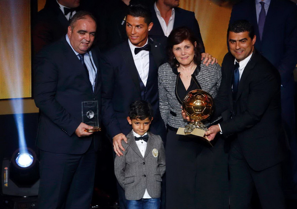 Ronaldo chia sẻ niềm vui cùng mẹ và con trai. (Nguồn: Reuters)