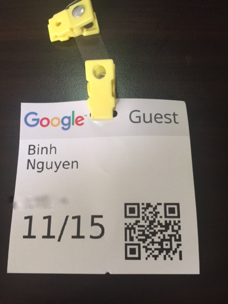 Thẻ đeo tạm thời dành cho khách. (Ảnh: Mỹ Bình/Vietnam+)