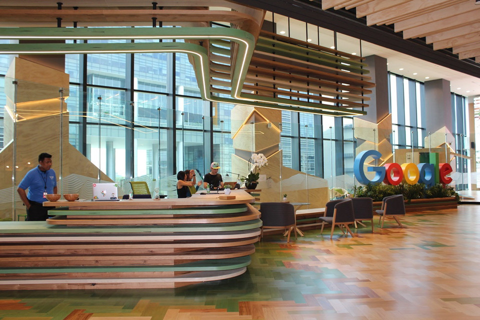 Khu vực lễ tân rộng lớn của văn phòng Google. Tại đây, khách bắt đầu được tạo thẻ đeo để ra vào các khu vực. (Ảnh: Mỹ Bình/Vietnam+)