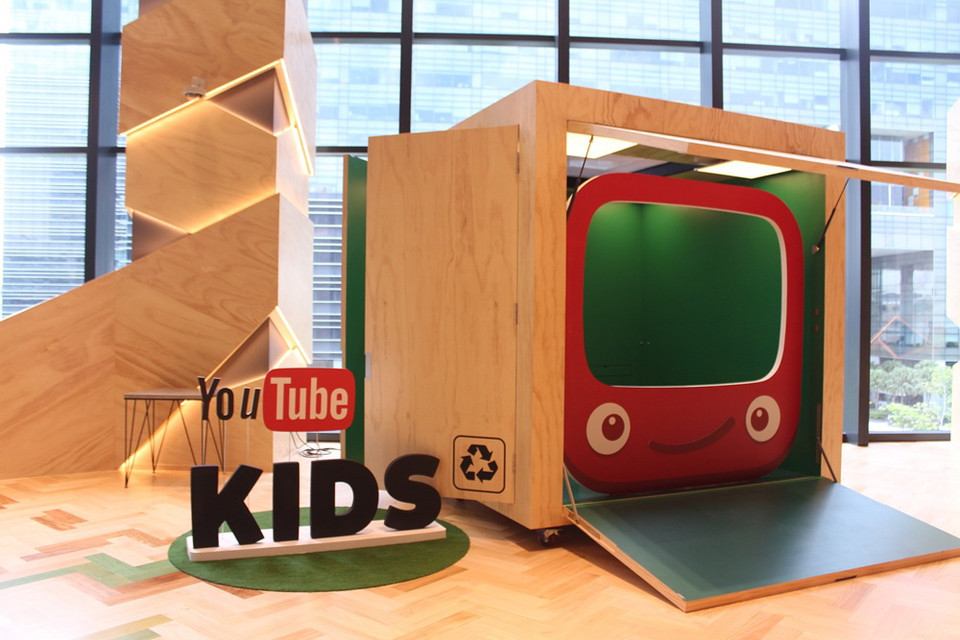  Vừa bước qua cổng lễ tân là khu vực vui chơi dành cho trẻ em, phía trước 32 màn hình LCD chiếu các khung cảnh khác nhau.(Ảnh: Mỹ Bình/Vietnam+)