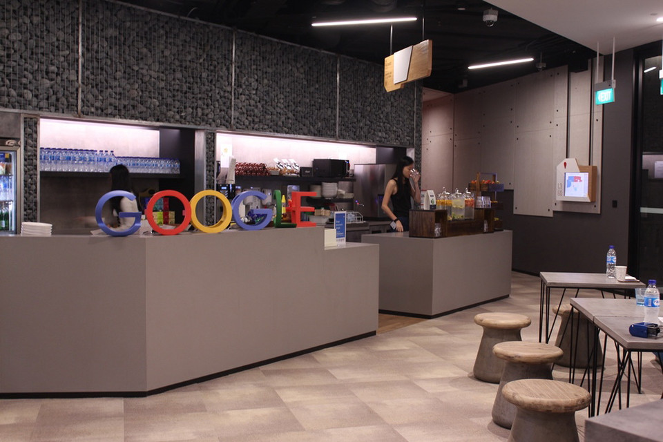 Tầng nào cũng được bố trí những khu để "nạp năng lượng" xinh xắn với đầy đủ các loại thực phẩm nhằm cung cấp đầy đủ đưỡng chất cho nhân viên. (Ảnh: Mỹ Bình/Vietnam+)