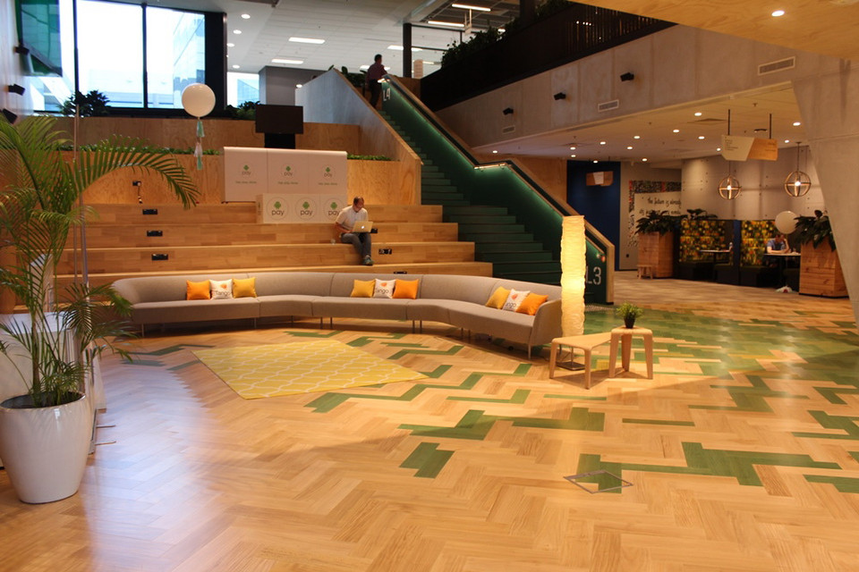 Sảnh rộng với những bậc thang được thiết kế rộng và gam màu ấm để mọi người có thể thoải mái ngồi làm việc hay thư giãn... (Ảnh: Mỹ Bình/Vietnam+)