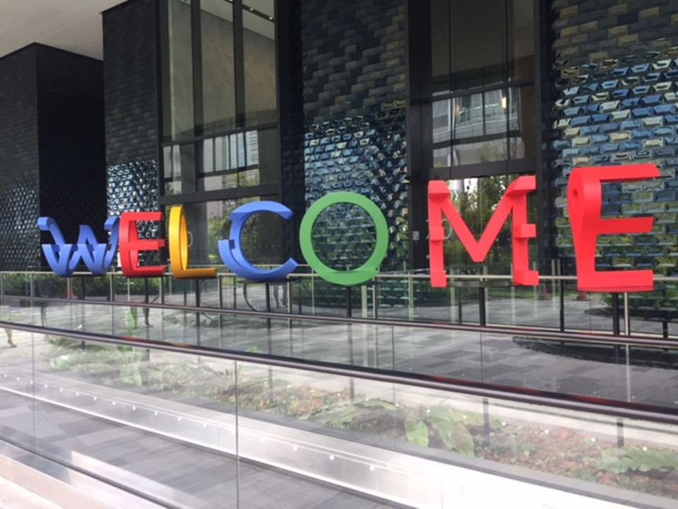 Bên cạnh là chữ "Chào mừng" (WELCOME) đối với du khách đến tham quan. (Ảnh: Mỹ Bình/Vietnam+)