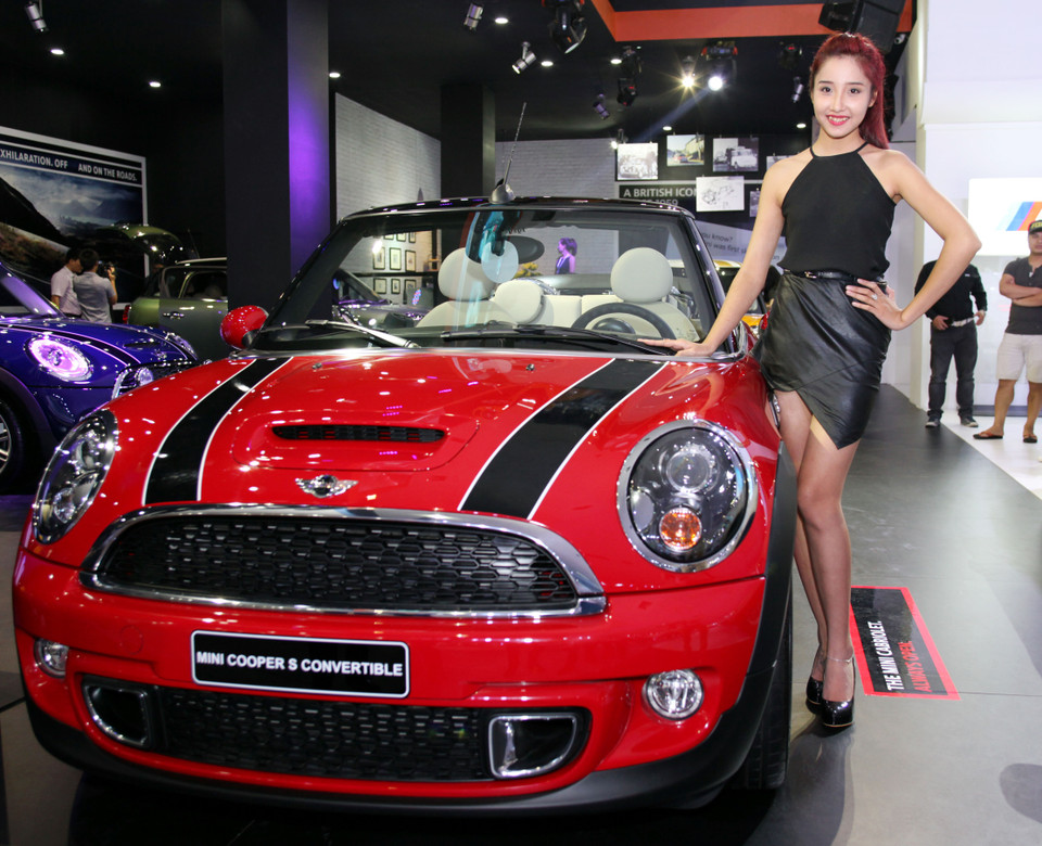 Tất cả các phiên bản động cơ (kể cả máy dầu) của gian hàng MINI đều được ứng dụng công nghệ MINI TwinPower Turbo, đạt tiêu chuẩn khí thải EU6- tiêu chuẩn cao nhất hiện nay tại châu Âu. (Ảnh: Doãn Đức/Vietnam+)