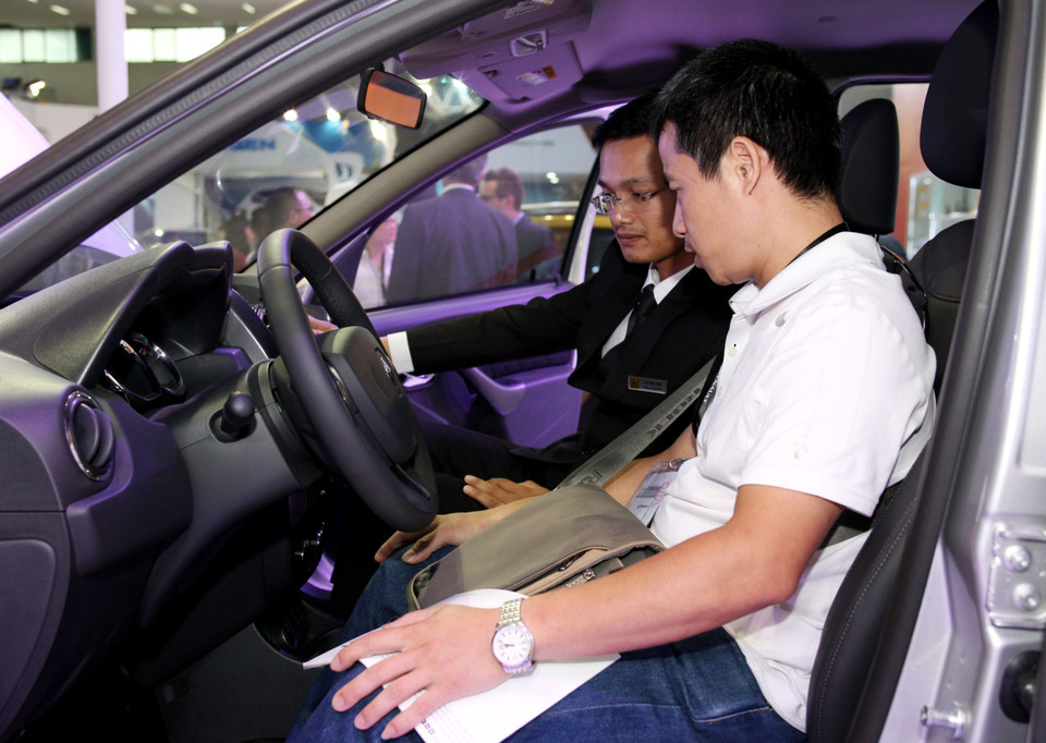 Khách tham dự trải nghiệm những tính năng mới trên chiếc Audi Q7. (Ảnh: Doãn Đức/Vietnam+)