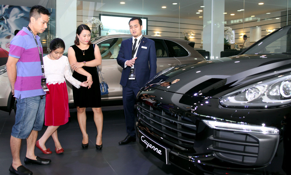 Đến với triển lãm, khách tham quan không chỉ đơn thuần xem xe mà còn được trực tiếp tham gia bình chọn cho gian hàng trưng bày ấn tượng nhất, chiếc xe nổi bật nhất để nhận nhiều phần thưởng hấp dẫn. (Ảnh: Doãn Đức/Vietnam+)