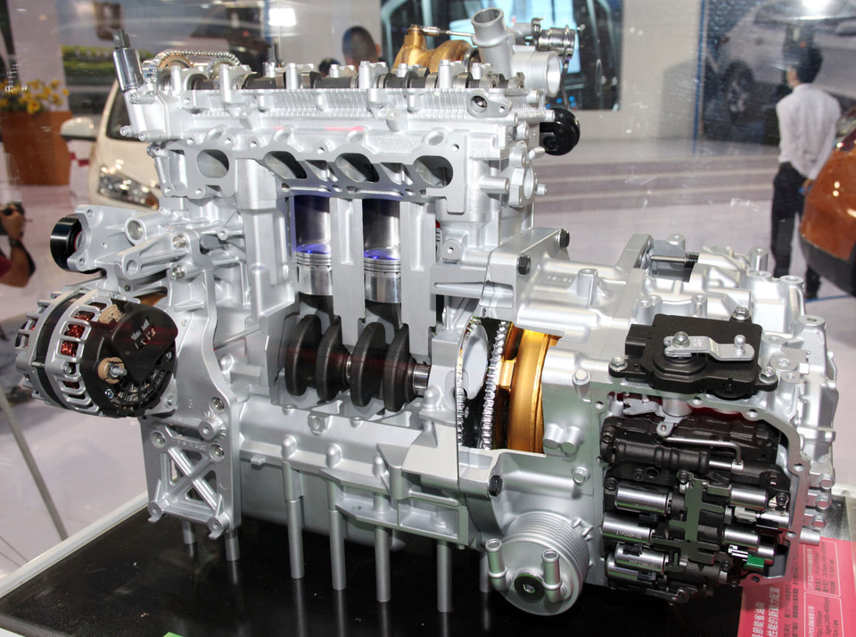 Bên cạnh đó, triển lãm cũng giới thiệu các phụ tùng và thiết bị ô tô trên thế giới. (Ảnh: Doãn Đức/Vietnam+)