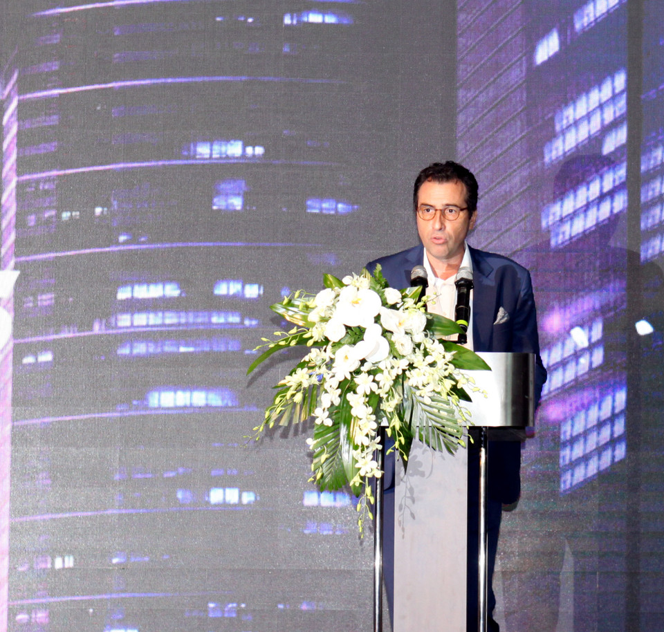 Ông Lauren Genet- đại diện các hãng xe nhập khẩu tham gia triển lãm cho biết: ‘đây sẽ là nơi để giới mộ điệu xe hơi có cơ hội tiếp cận trực tiếp với những mẫu xe mới nhất lần đầu tiên xuất hiện tại Việt Nam và các thông tin nóng của toàn ngành. (Ảnh: Doãn Đức/Vietnam+)