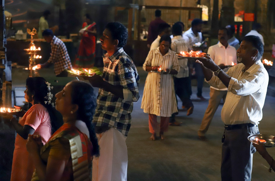 Các tín đồ Hindu thắp đèn dầu trong lễ hội Diwali ở Colombo (Sri Lanka) đêm 31/10/2024. (Ảnh: THX/TTXVN)
