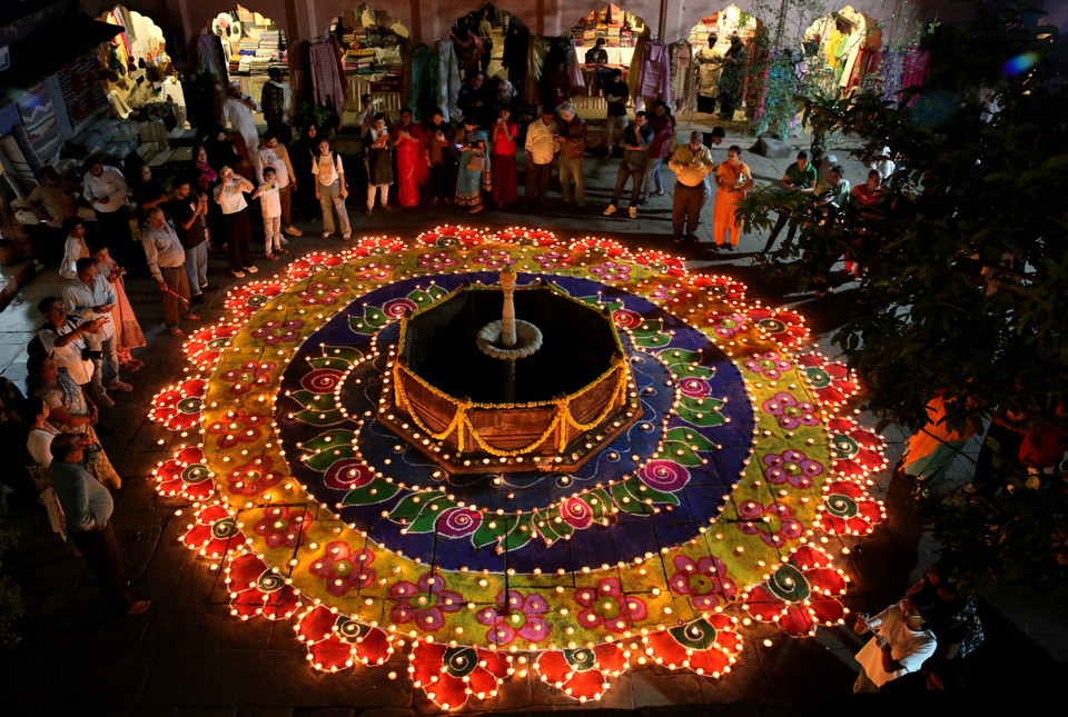 Hàng triệu người dân Ấn Độ và các tín đồ Hindu trên thế giới đã tưng bừng đón mừng lễ hội Diwali vào đêm 31/10/2024. (Ảnh: THX/TTXVN)