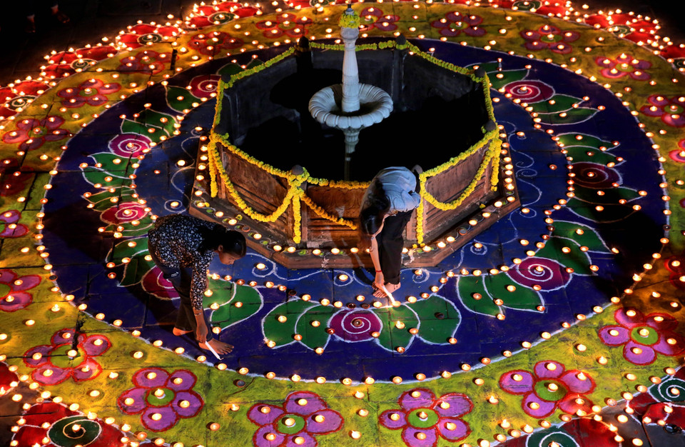 Được mệnh danh là Lễ hội Ánh sáng, Diwali không chỉ là dịp kỷ niệm chiến thắng của ánh sáng trước bóng tối, của thiện trước ác, mà còn là thời điểm đoàn viên của các gia đình. (Ảnh: THX/TTXVN)