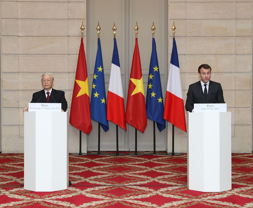 Tổng Bí thư Nguyễn Phú Trọng cùng Tổng thống Cộng hòa Pháp Emmanuel Macron phát biểu với báo chí. (Ảnh: Trí Dũng/TTXVN)