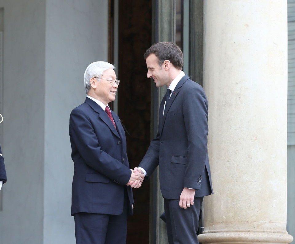 Tổng thống Cộng hòa Pháp Emmanuel Macron đón Tổng Bí thư Nguyễn Phú Trọng. (Ảnh: Trí Dũng/TTXVN)