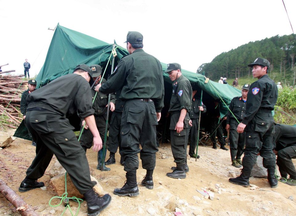 Dựng trại dã chiến phục vụ công tác cứu hộ chiều 17/12. (Ảnh: Nguyễn Dũng - TTXVN)