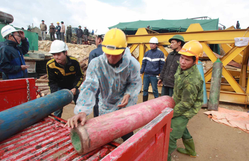 Bình oxy liên tục được đưa vào trong hầm để tiếp dưỡng khí cho 12 người mắc kẹt. (Ảnh: Nguyễn Dũng-TTXVN) 