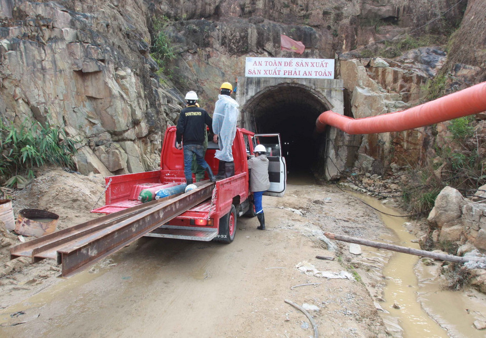 Tiếp tục đưa phương tiện cứu hộ vào giải cứu các công nhân chiều 17/12. (Ảnh: Nguyễn Dũng - TTXVN) 