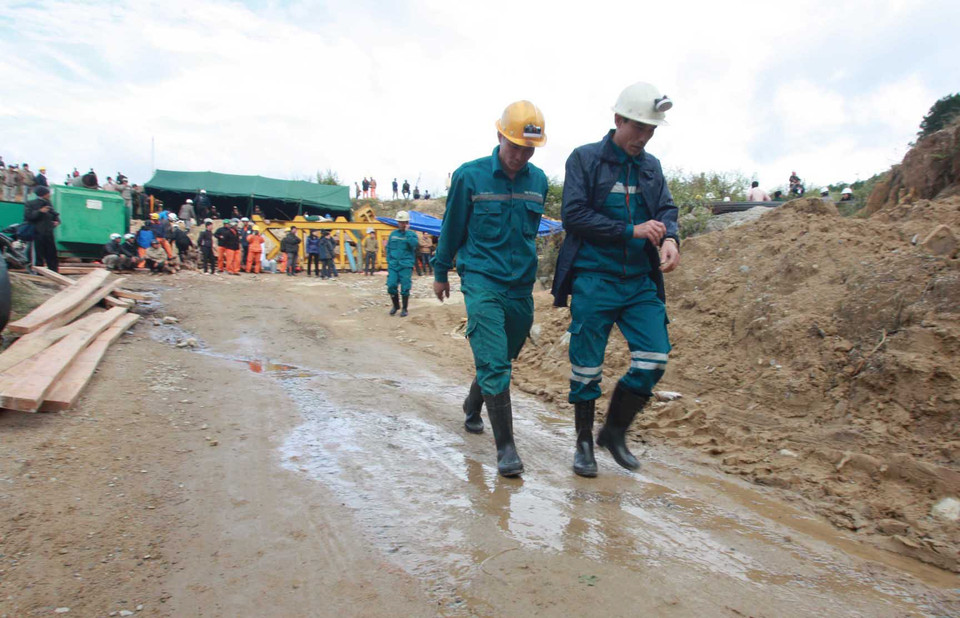  Lực lượng chuyên nghiệp thuộc Trung tâm cấp cứu mỏ (Tập đoàn Công nghiệp Than – Khoáng sản Việt Nam) có mặt tại hiện trường chuẩn bị tham gia giải cứu công nhân. (Ảnh: Nguyễn Dũng-TTXVN) 