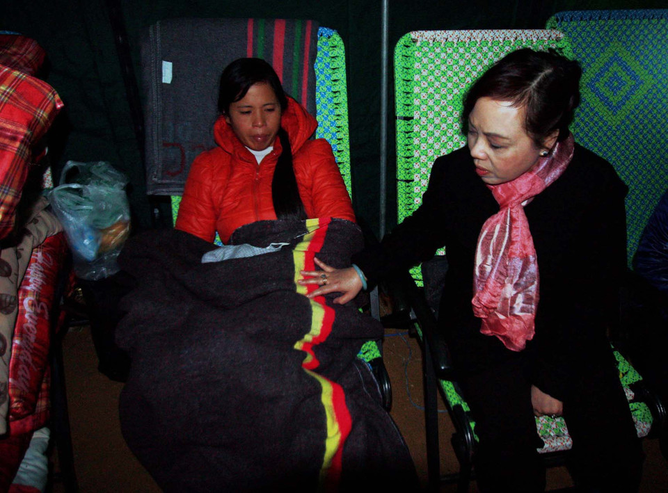 Bộ trưởng Y tế Nguyễn Thị Kim Tiến đến động viên người nhà nạn nhân tại hiện trường. (Ảnh: Nguyễn Dũng-TTXVN) 