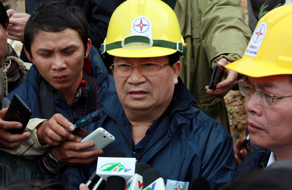 Bộ trưởng Bộ Xây dựng Trịnh Đình Dũng trả lời phỏng vấn báo chí về công tác cứu hộ chiều 17/12. (Ảnh: Nguyễn Dũng - TTXVN) 