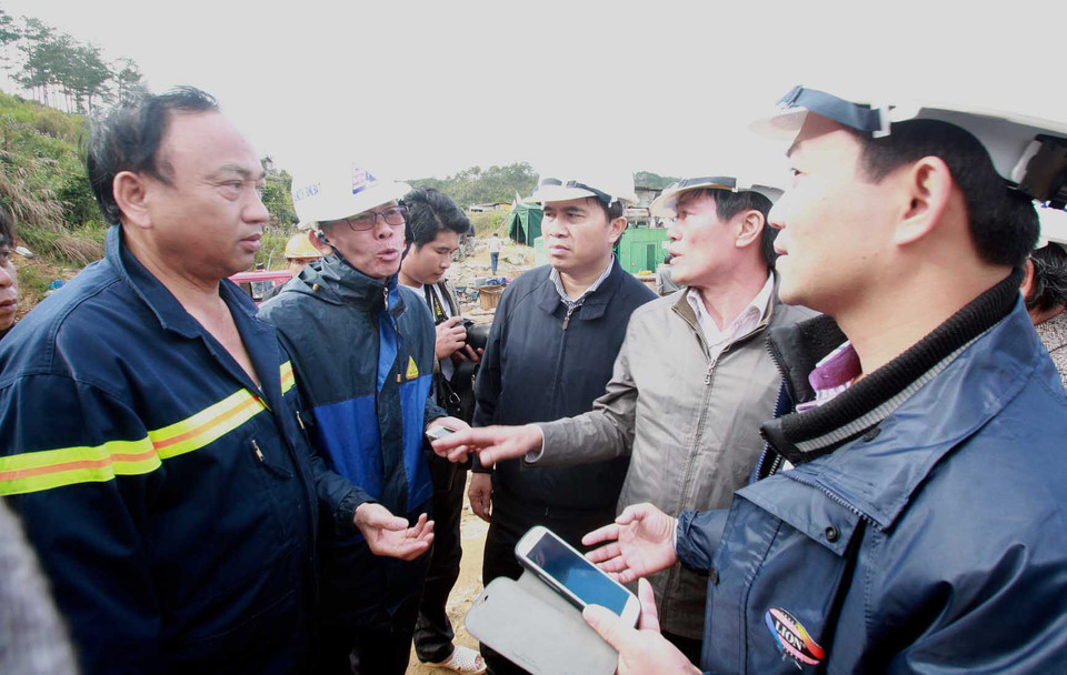 Ban chỉ huy công tác cứu hộ bàn kế hoạch chi tiết giải cứu nạn nhân. (Ảnh: Nguyễn Dũng - TTXVN) 