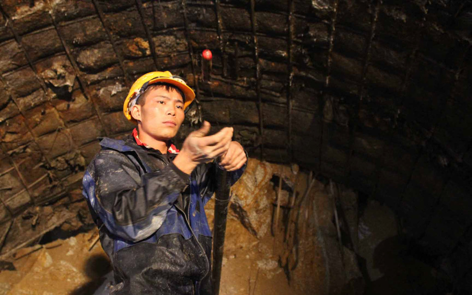 Bên trong đường hầm, lực lượng cứu hộ vẫn liên tục đưa thức ăn, đồ uống cho nhóm công nhân bị mắc kẹt. (Ảnh: Nguyễn Dũng-TTXVN) 