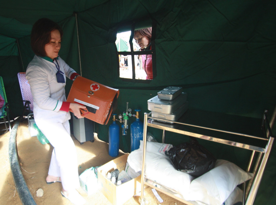 Tập trung phương tiện y tế phục vụ công tác cứu hộ chiều 17/12. (Ảnh: Nguyễn Dũng - TTXVN) 