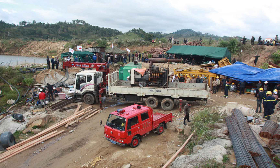Toàn cảnh phía trước miệng hầm - nơi đặt ban chỉ huy cứu hộ. (Ảnh: Nguyễn Dũng-TTXVN) 