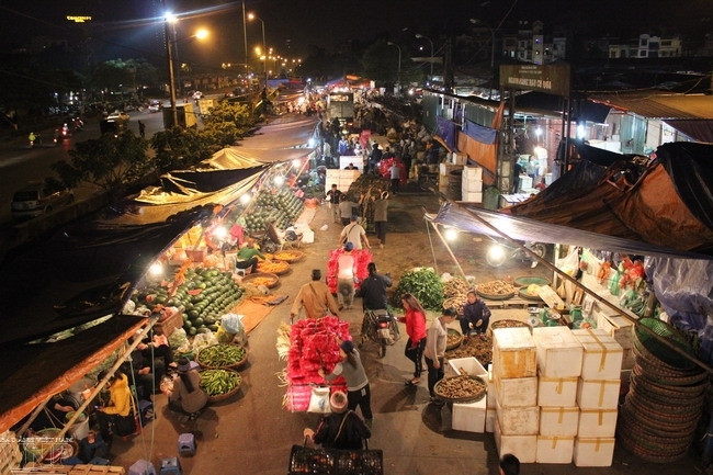 Chợ đêm Long Biên (Hà Nội) là một trong những chợ đầu mối lớn nhất Hà Nội, và được tạp chí Conde Nast Traveler của Mỹ bình chọn là một trong bảy chợ trời thú vị nhất thế giới. (Ảnh: Đoàn Linh - Báo ảnh Việt Nam)