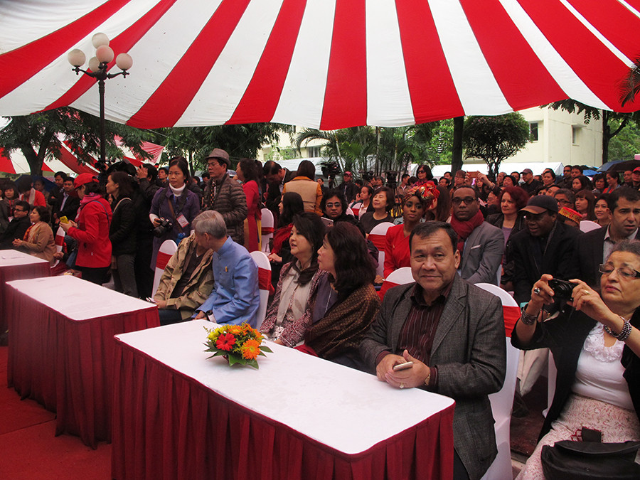 Đông đảo bạn bè quốc tế, người dân và các cơ quan báo chí tới tham dự sự kiện bất chấp cơn mưa nặng hạt. (Ảnh: Tiến Đạt/Vietnam+)