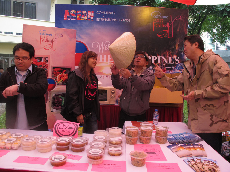 Gian hàng bày bán các món ăn của Philippines. (Ảnh: Tiến Đạt/Vietnam+)