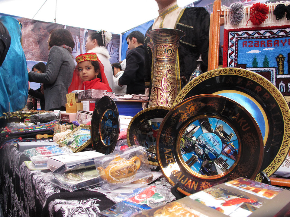 Ngoài các món ăn ngon, các vị khách đến từ Azerbaijan còn bày bán nhiều món đồ lưu niệm. (Ảnh: Tiến Đạt/Vietnam+)