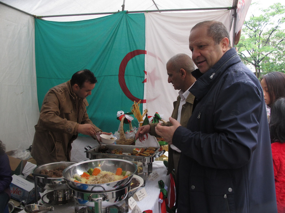 Những món ăn rất lạ mắt từ gian hàng của quốc gia Angeria. (Ảnh: Tiến Đạt/Vietnam+)