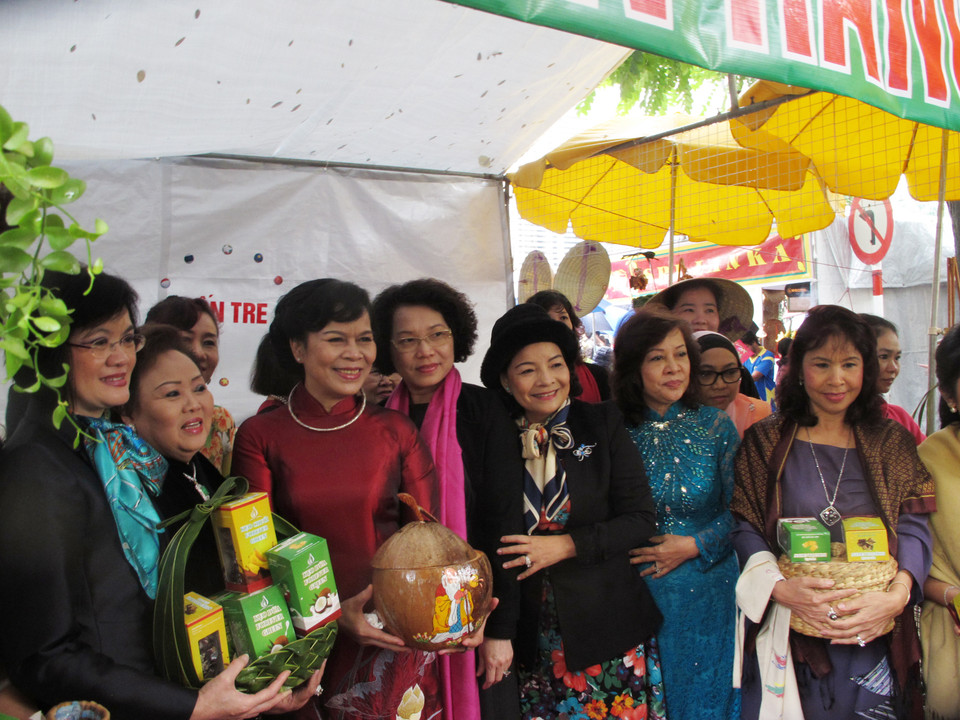 Bà Mai Thị Hạnh, Phu nhân Chủ tịch nước Trương Tấn Sang; Đại sứ Nguyễn Nguyệt Nga, Phu nhân Phó Thủ tướng, Bộ trưởng Bộ Ngoại giao Phạm Bình Minh tới thăm các gian hàng tham gia chương trình. (Ảnh: Tiến Đạt/Vietnam+)