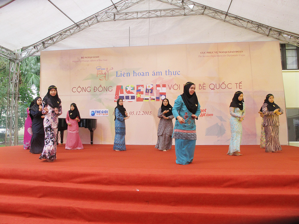 Sau khi kết thúc khai mạc, trên sân khấu bắt đầu xuất hiện các tiết mục biểu diễn nghệ thuật truyền thống của các quốc gia tới tham dự lễ hội ẩm thực. (Ảnh: Tiến Đạt/Vietnam+)