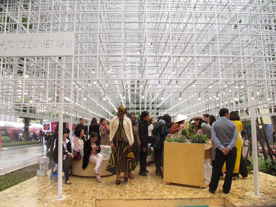 Quầy ẩm thực 3 miền thu hút sự tham gia của nhiều vị khách nước ngoài. (Ảnh: Tiến Đạt/Vietnam+)