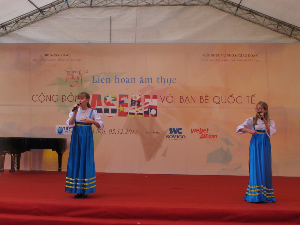 Tiết mục biểu diễn của Đại sứ quán Nga. (Ảnh: Tiến Đạt/Vietnam+)